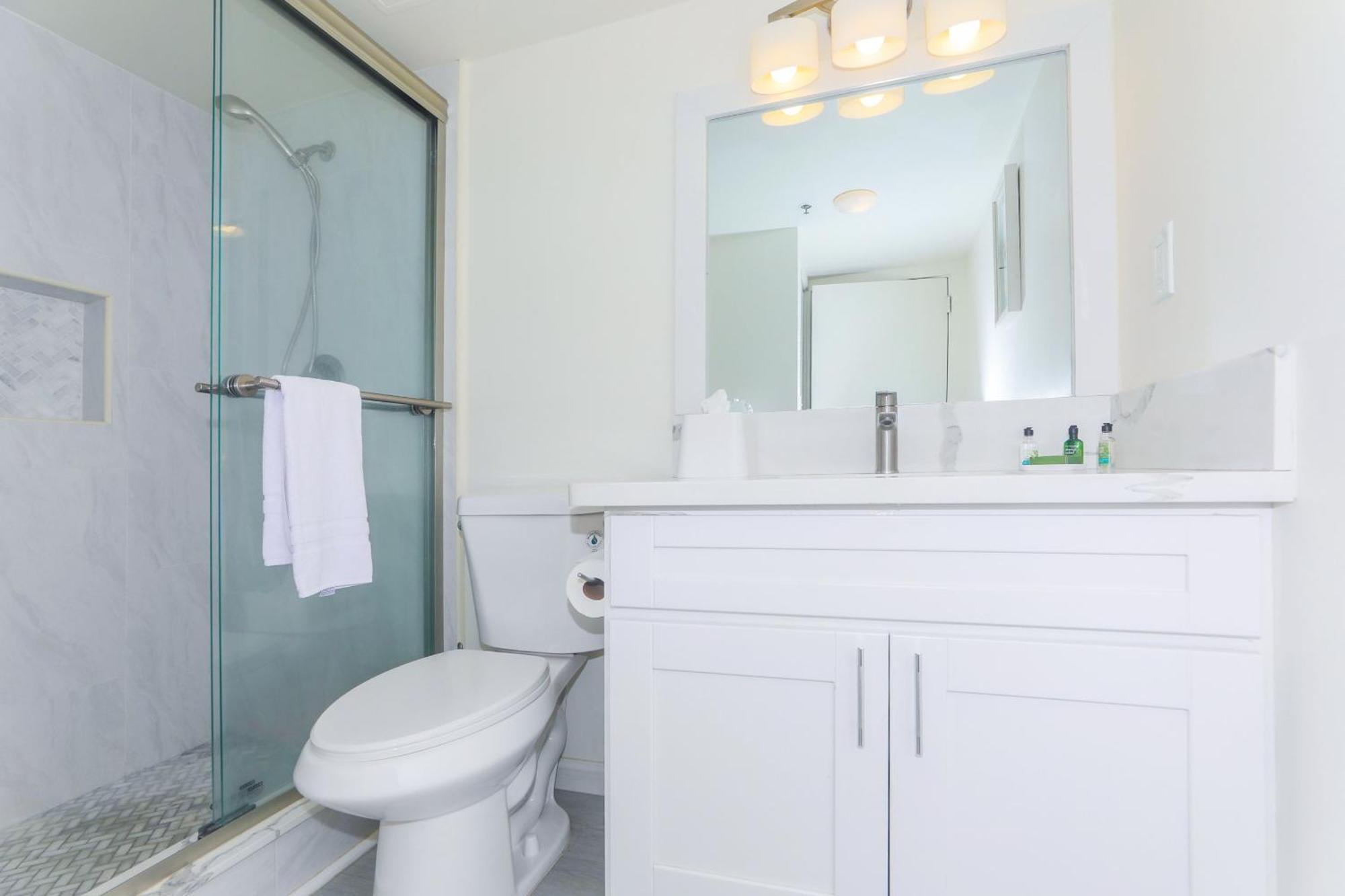 Ilikai Tower One Bedroom Lagoon View Waikiki With Lanai & Free Wifi Apartment