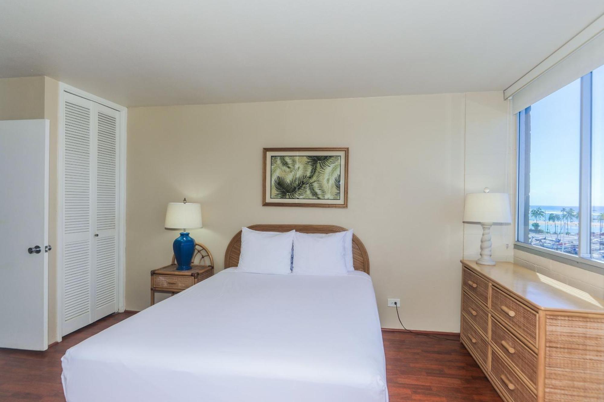 Spacious One Bedroom Harbor View At Ilikai Marina With Private Balcony Apartment *
