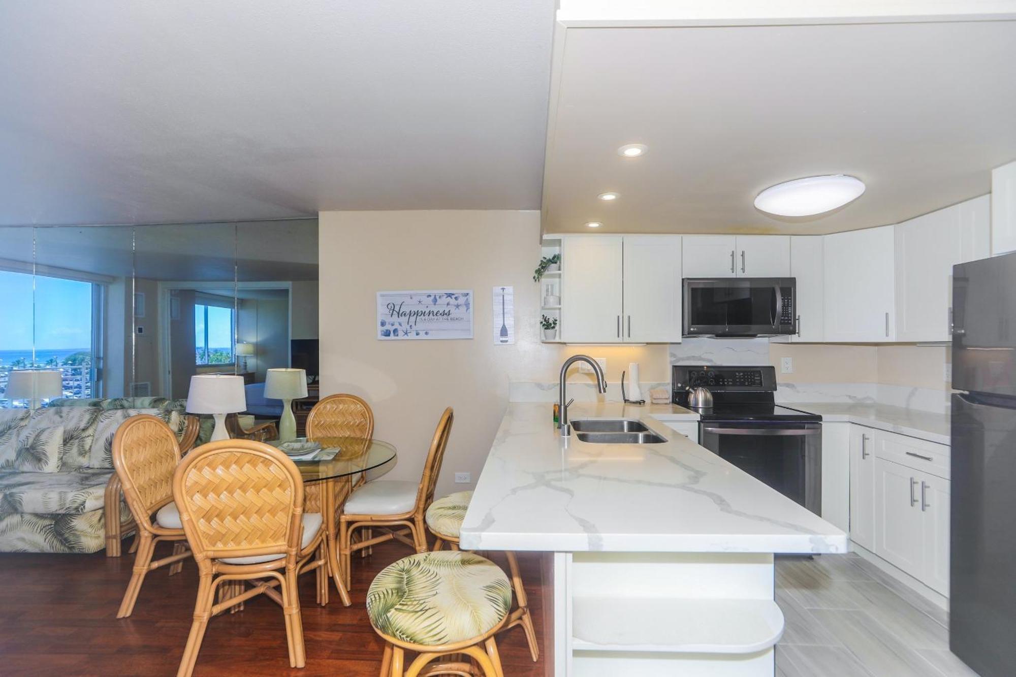 Spacious One Bedroom Harbor View At Ilikai Marina With Private Balcony Apartment *
