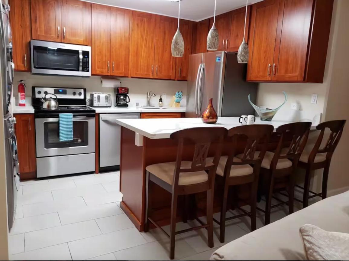 2 Minute Walk To Waikiki Beach, Free Parking * Honolulu