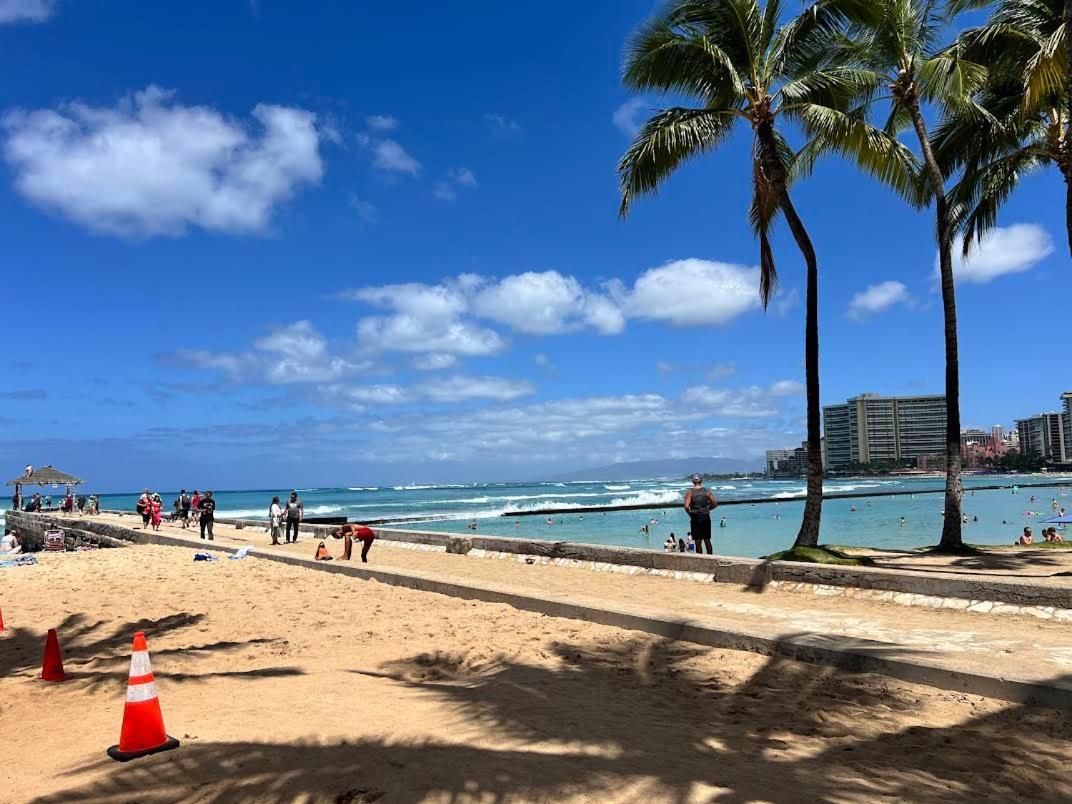 2 Minute Walk To Waikiki Beach, Free Parking