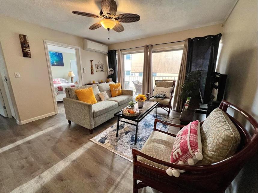 2 Minute Walk To Waikiki Beach, Free Parking Apartment *