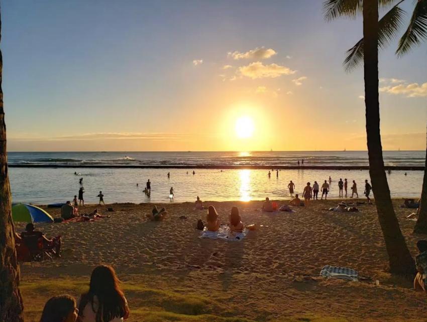 2 Minute Walk To Waikiki Beach, Free Parking *