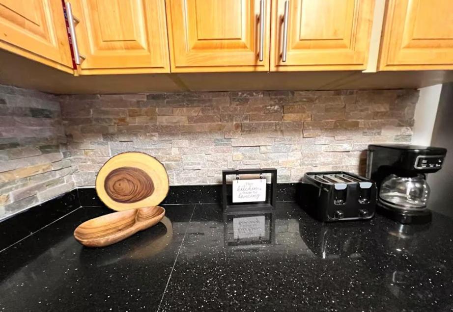 2 Minute Walk To Waikiki Beach, Free Parking * Honolulu