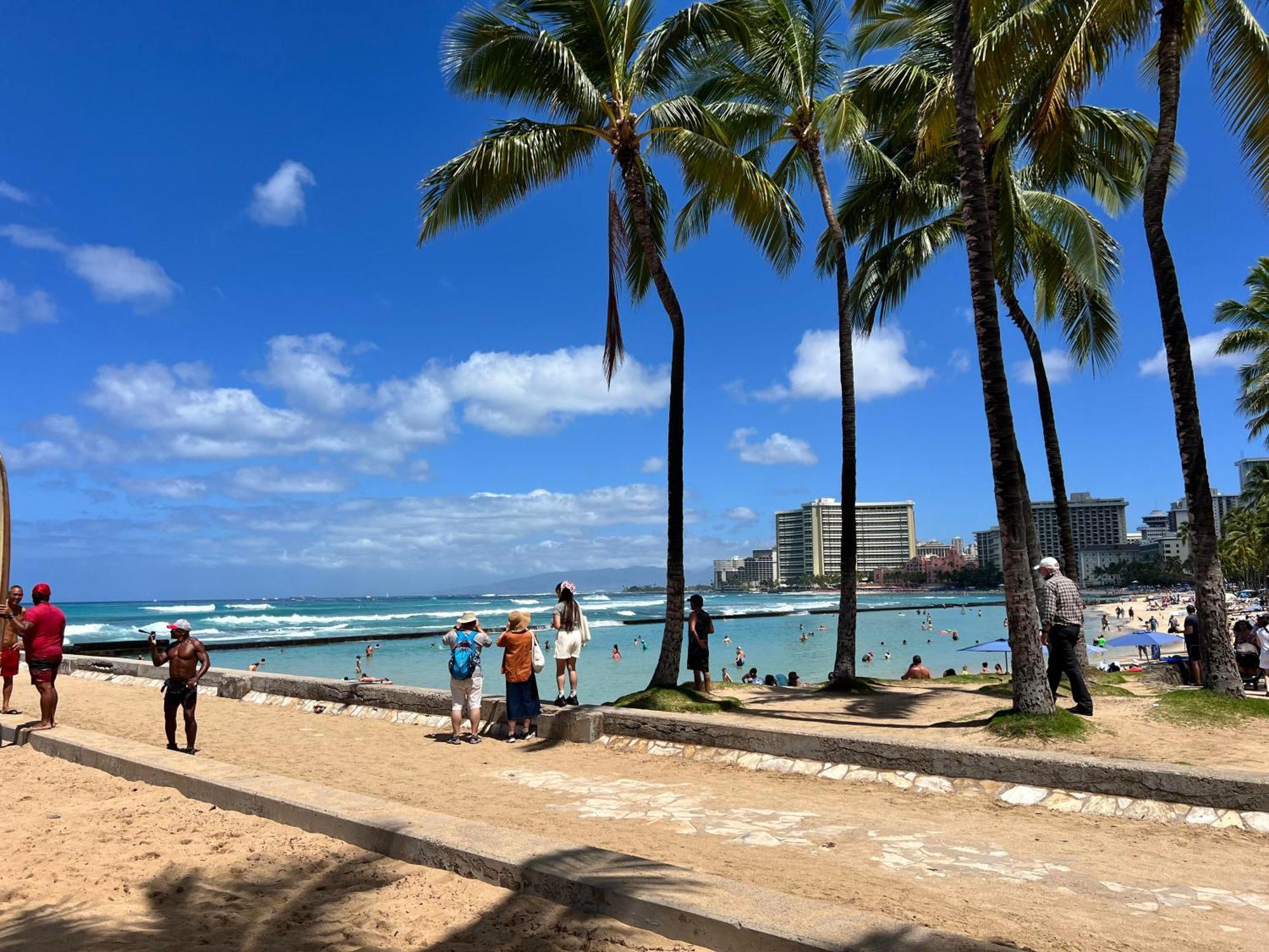 2 Minute Walk To Waikiki Beach, Free Parking Apartment *