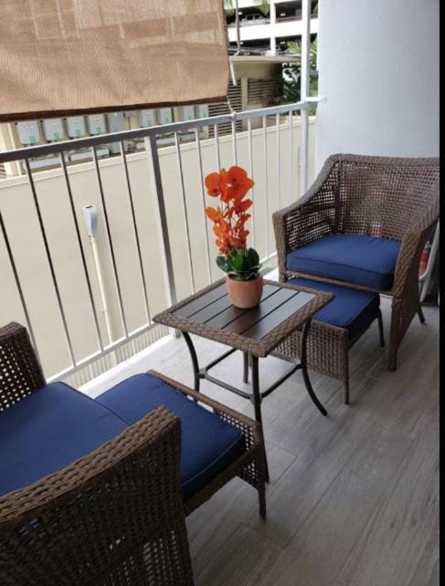 2 Minute Walk To Waikiki Beach, Free Parking Apartment Honolulu