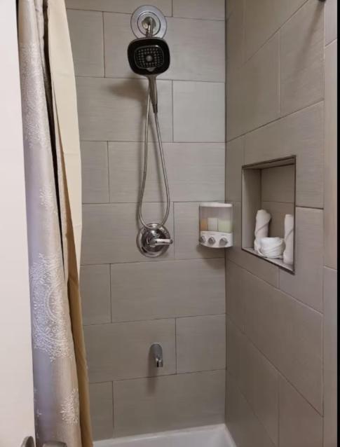 2 Minute Walk To Waikiki Beach, Free Parking * Honolulu