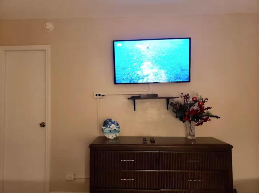 2 Minute Walk To Waikiki Beach, Free Parking Apartment