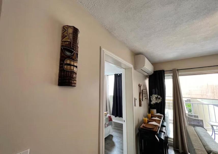 2 Minute Walk To Waikiki Beach, Free Parking Apartment *