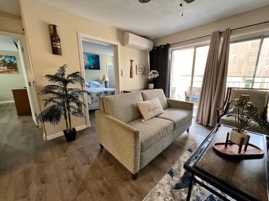 2 Minute Walk To Waikiki Beach, Free Parking Apartment *