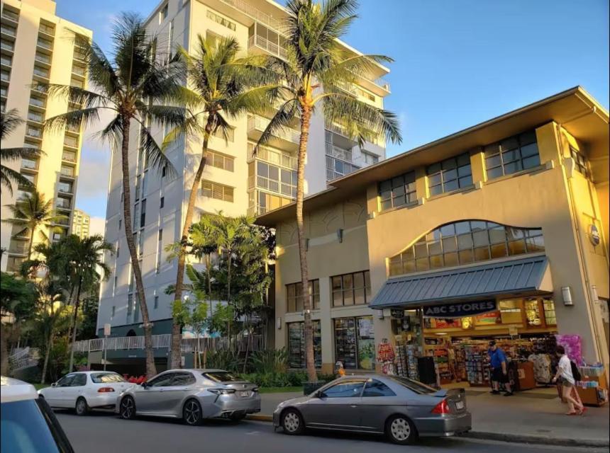 Apartment 2 Minute Walk To Waikiki Beach, Free Parking *