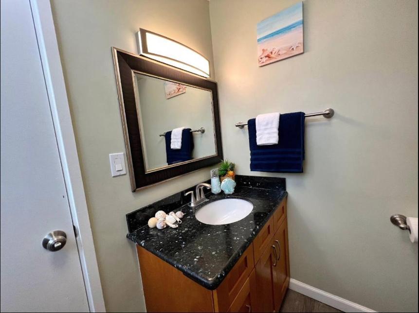2 Minute Walk To Waikiki Beach, Free Parking * Honolulu