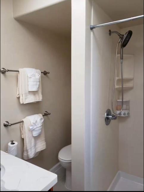 2 Minute Walk To Waikiki Beach, Free Parking