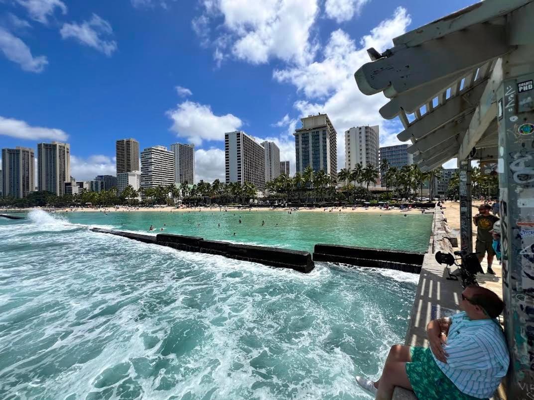 2 Minute Walk To Waikiki Beach, Free Parking Apartment *