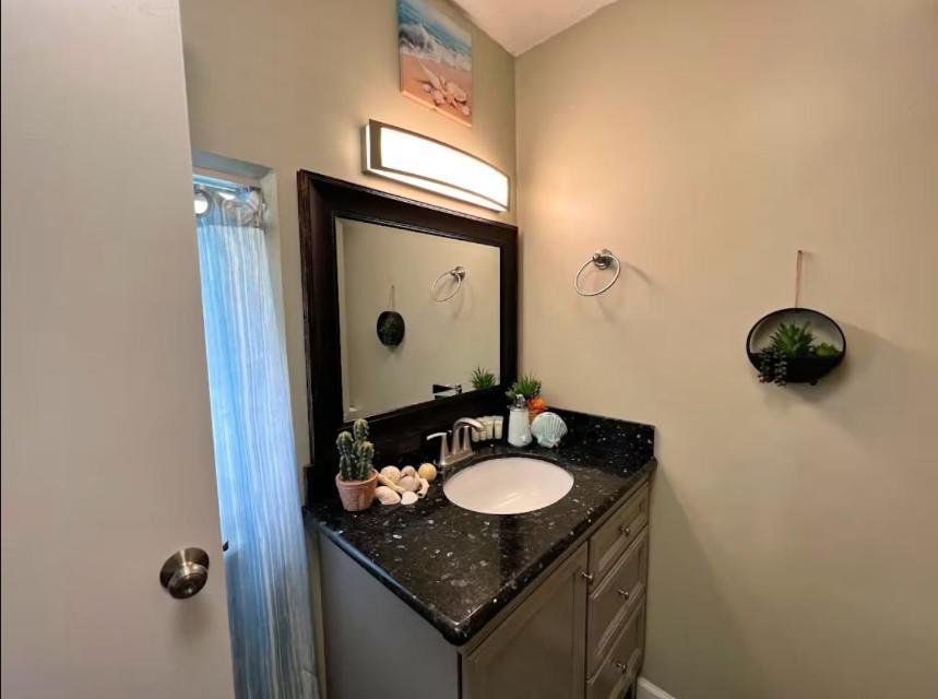 2 Minute Walk To Waikiki Beach, Free Parking Honolulu