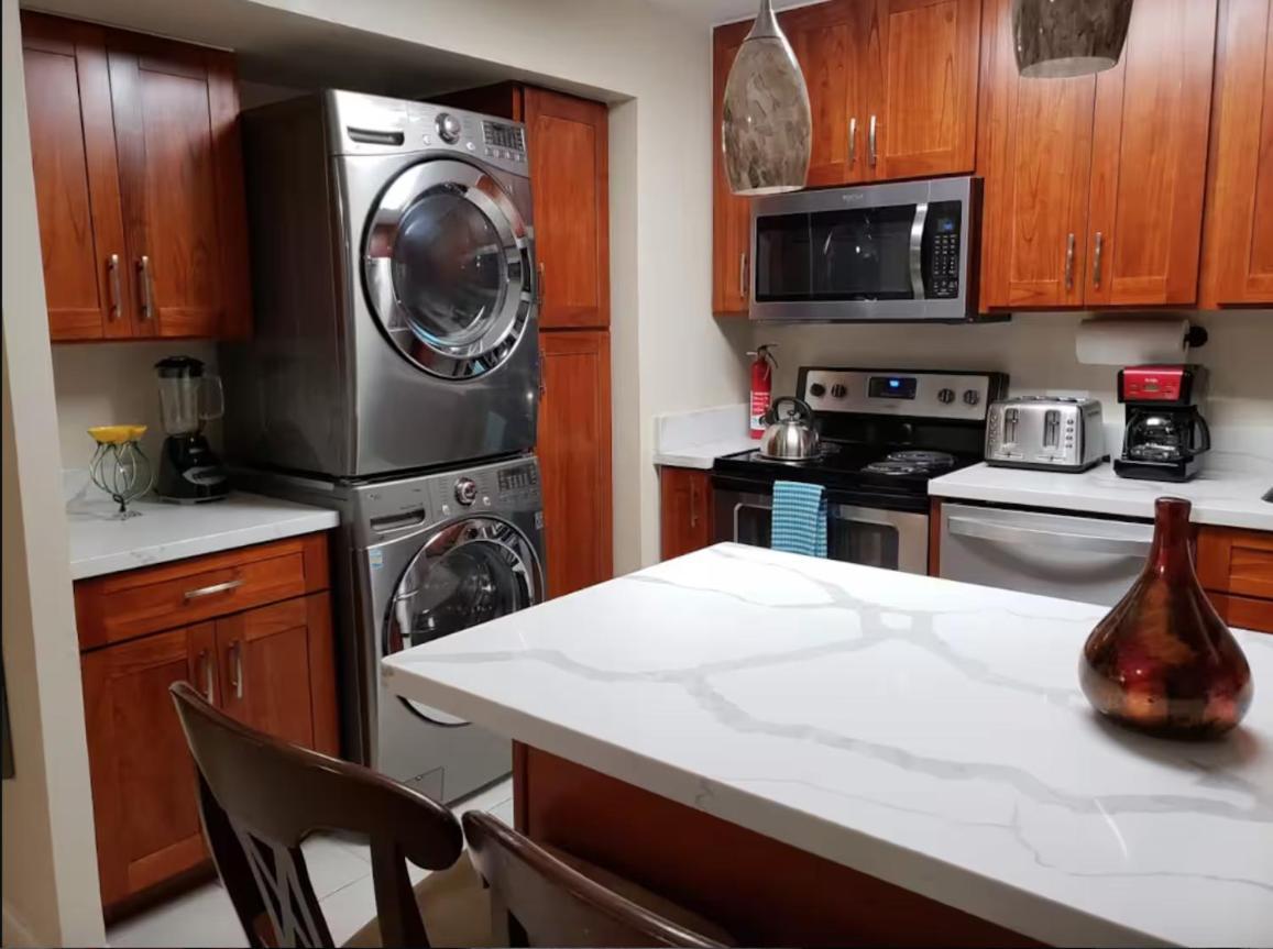 Apartment 2 Minute Walk To Waikiki Beach, Free Parking *