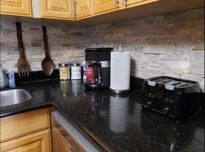 2 Minute Walk To Waikiki Beach, Free Parking * Honolulu