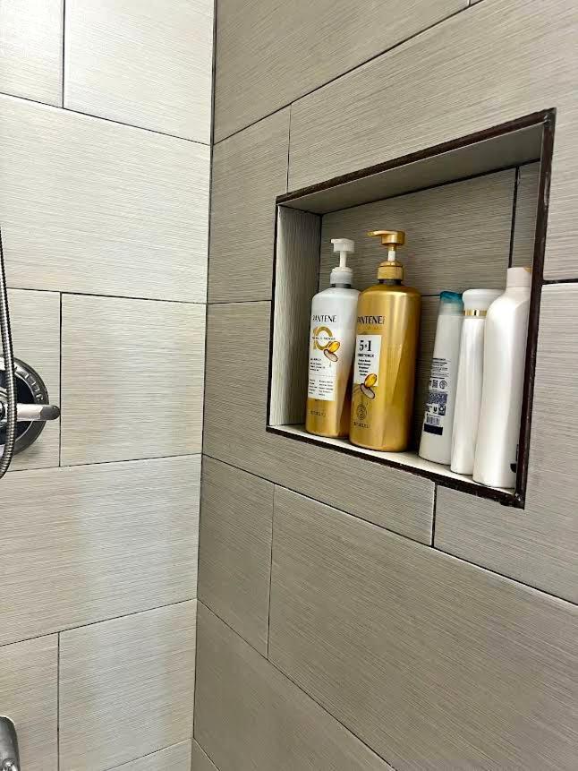 2 Minute Walk To Waikiki Beach, Free Parking Apartment *