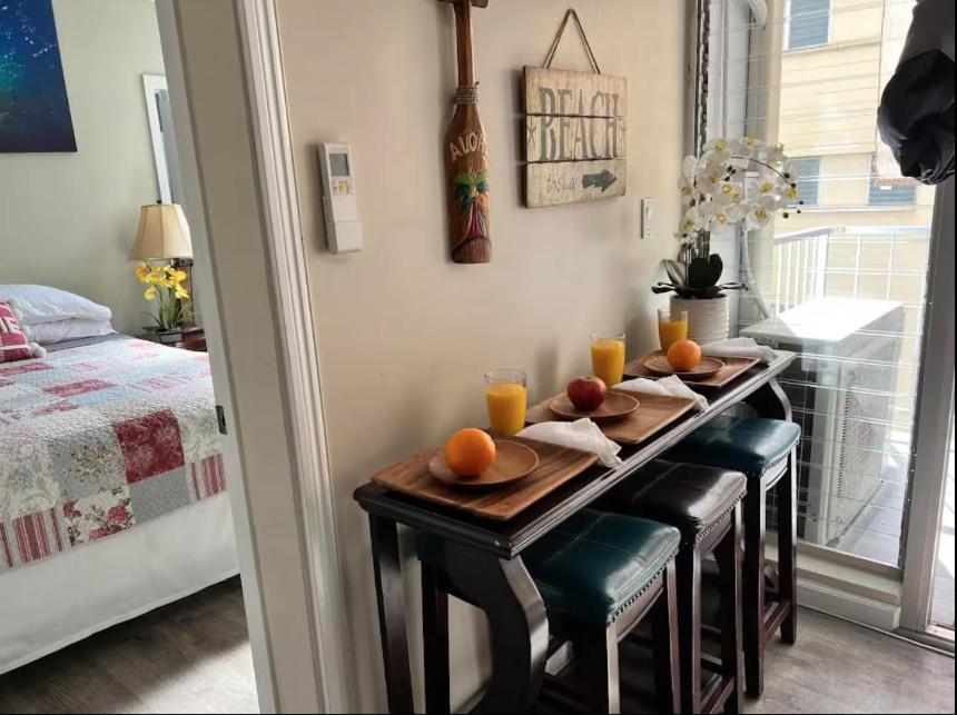 2 Minute Walk To Waikiki Beach, Free Parking * Honolulu