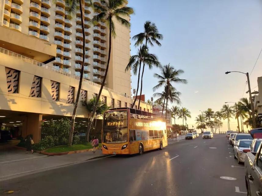 2 Minute Walk To Waikiki Beach, Free Parking
