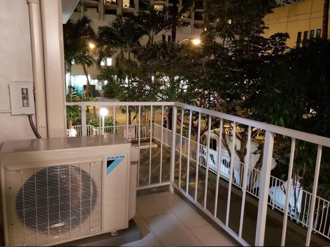 2 Minute Walk To Waikiki Beach, Free Parking * Honolulu