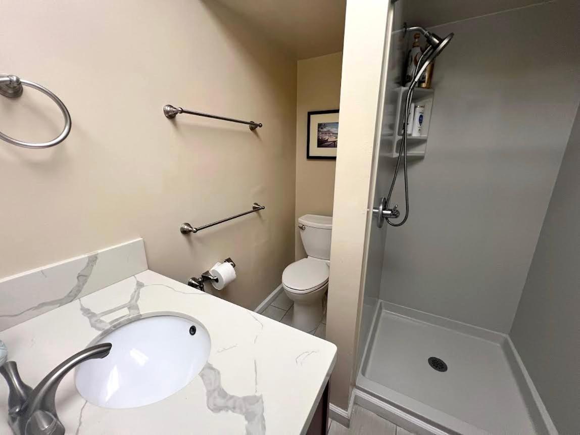 2 Minute Walk To Waikiki Beach, Free Parking Apartment