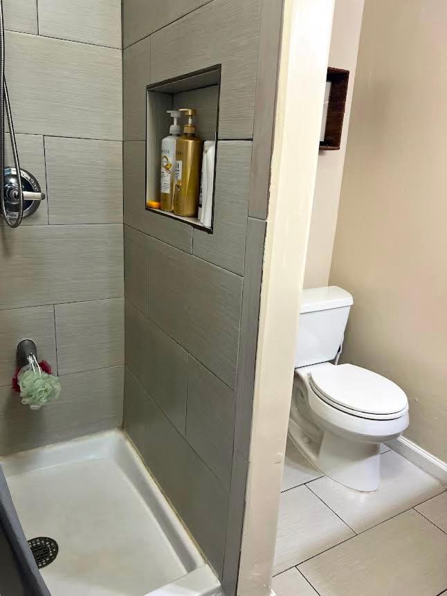 2 Minute Walk To Waikiki Beach, Free Parking *