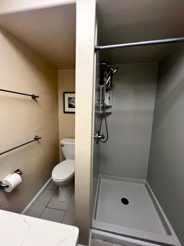 2 Minute Walk To Waikiki Beach, Free Parking Apartment