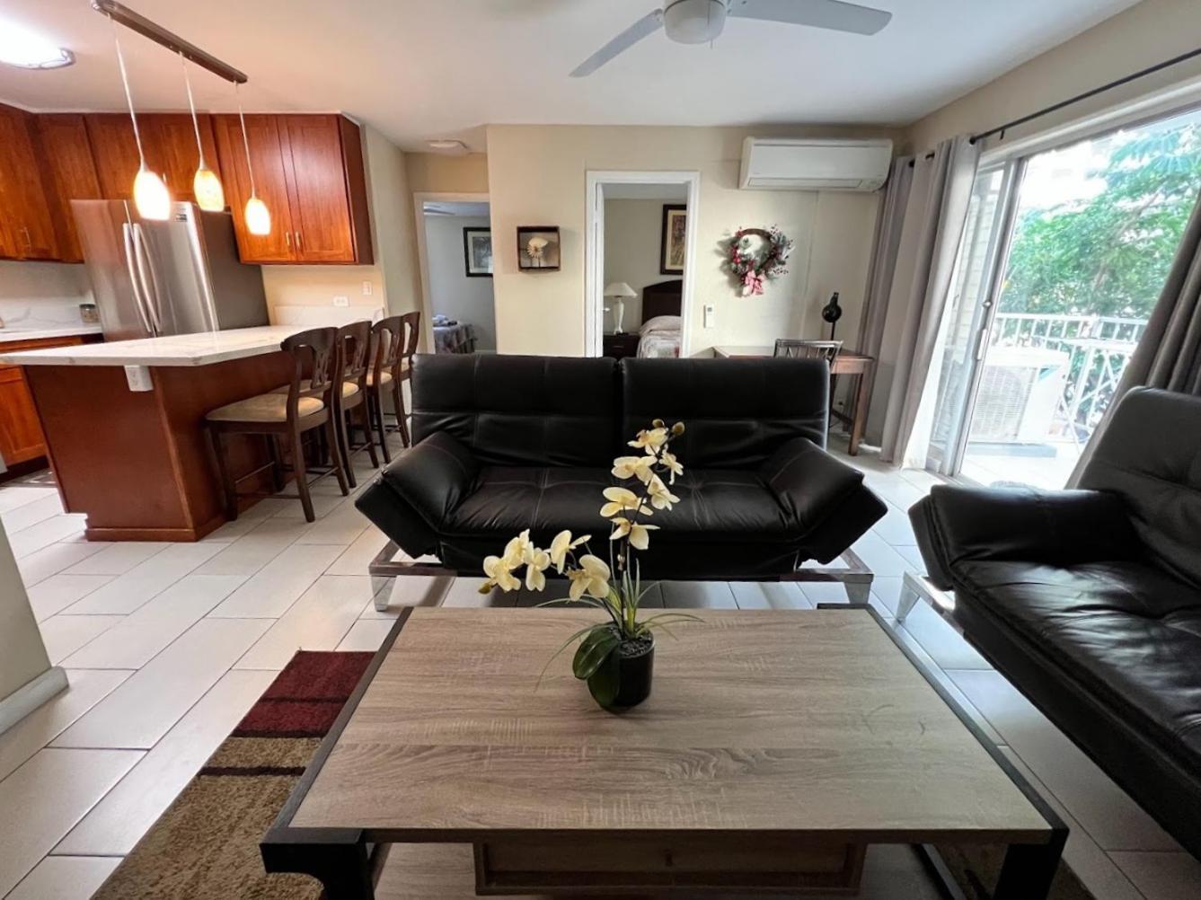 2 Minute Walk To Waikiki Beach, Free Parking * Honolulu