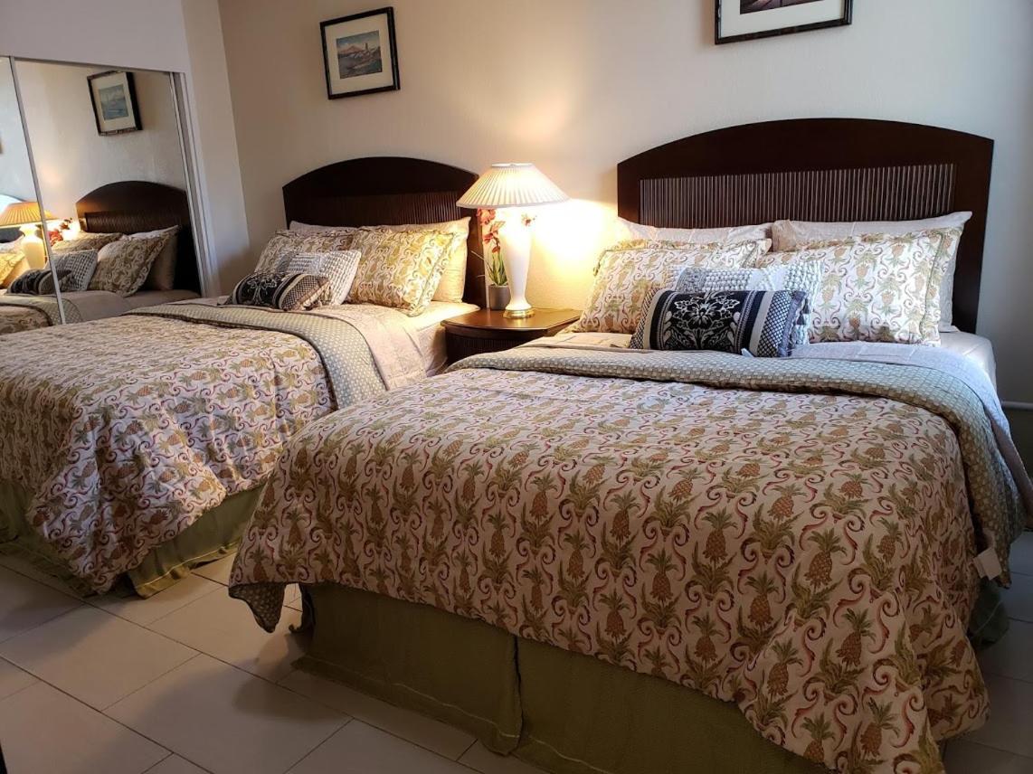 2 Minute Walk To Waikiki Beach, Free Parking Apartment *