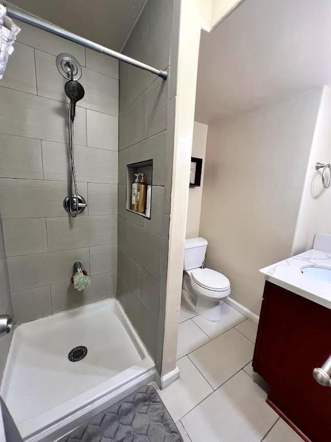 2 Minute Walk To Waikiki Beach, Free Parking Apartment