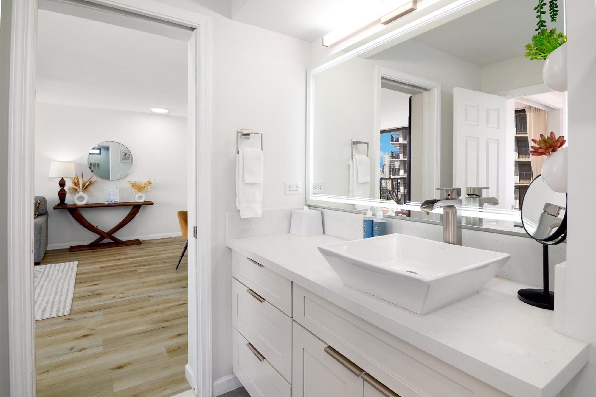 Waikiki Banyan Fabulous Ocean View With Free Parking *