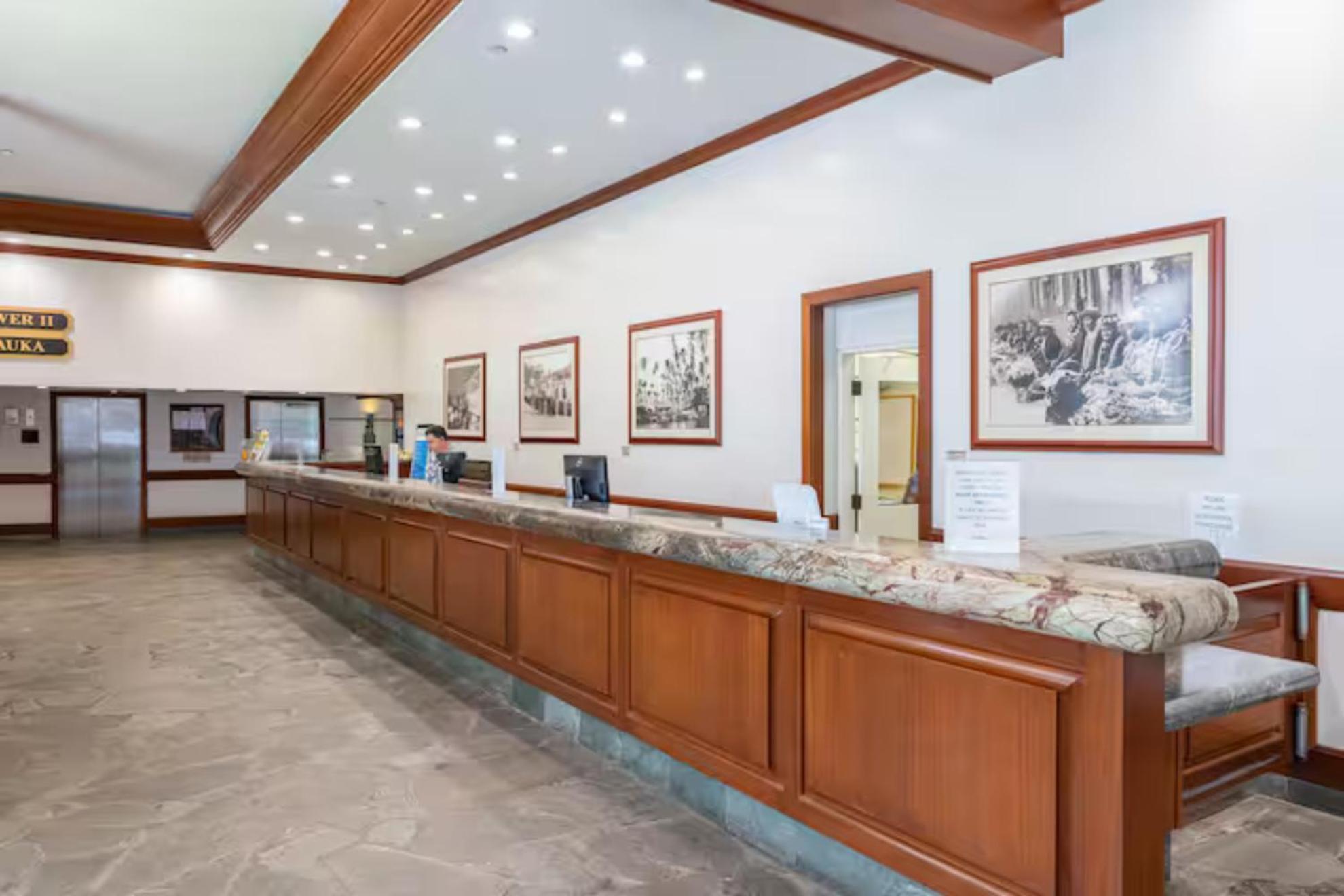 Waikiki Banyan T2-22nd Completely Remodeled Holiday home *