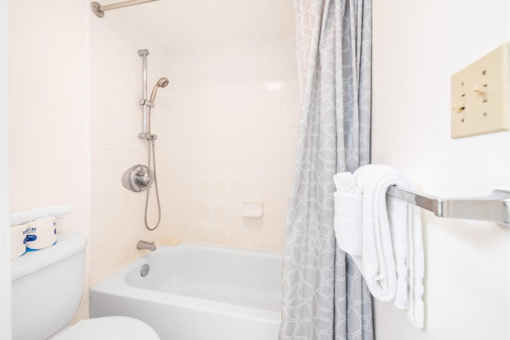 Waikiki Banyan T2-22nd Completely Remodeled *