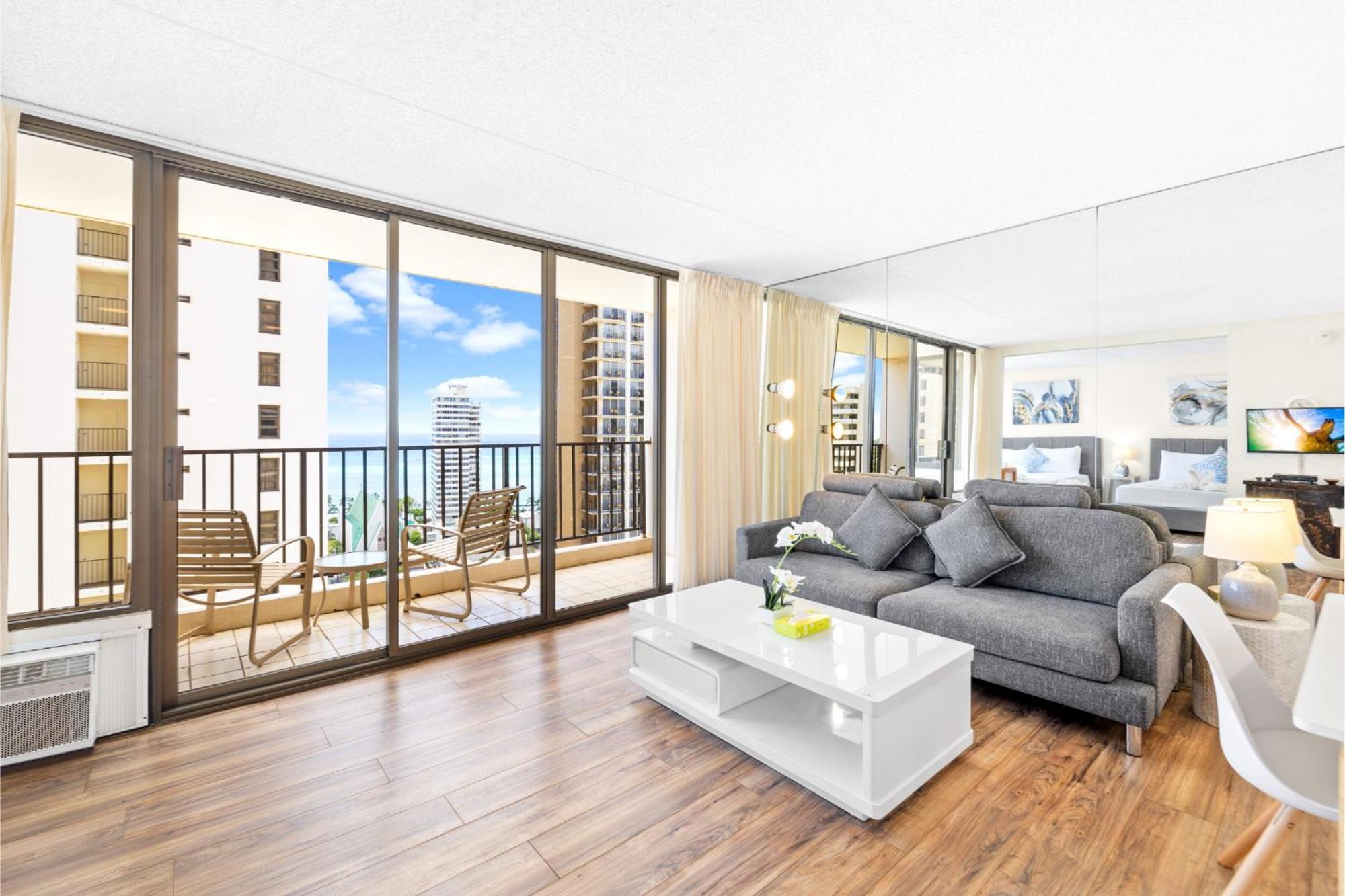 Waikiki Banyan T2-22nd Completely Remodeled Holiday home