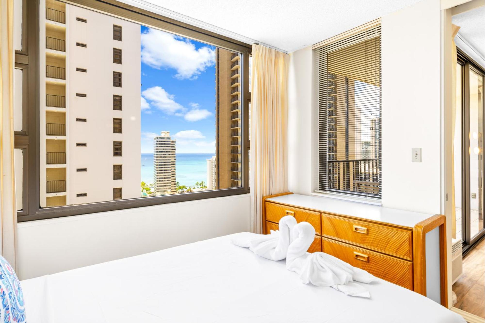 Waikiki Banyan T2-22nd Completely Remodeled Holiday home