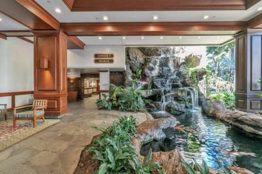 Block To Beach! Waikiki Banyan 21St Floor Deluxe Ocean View Apartment
