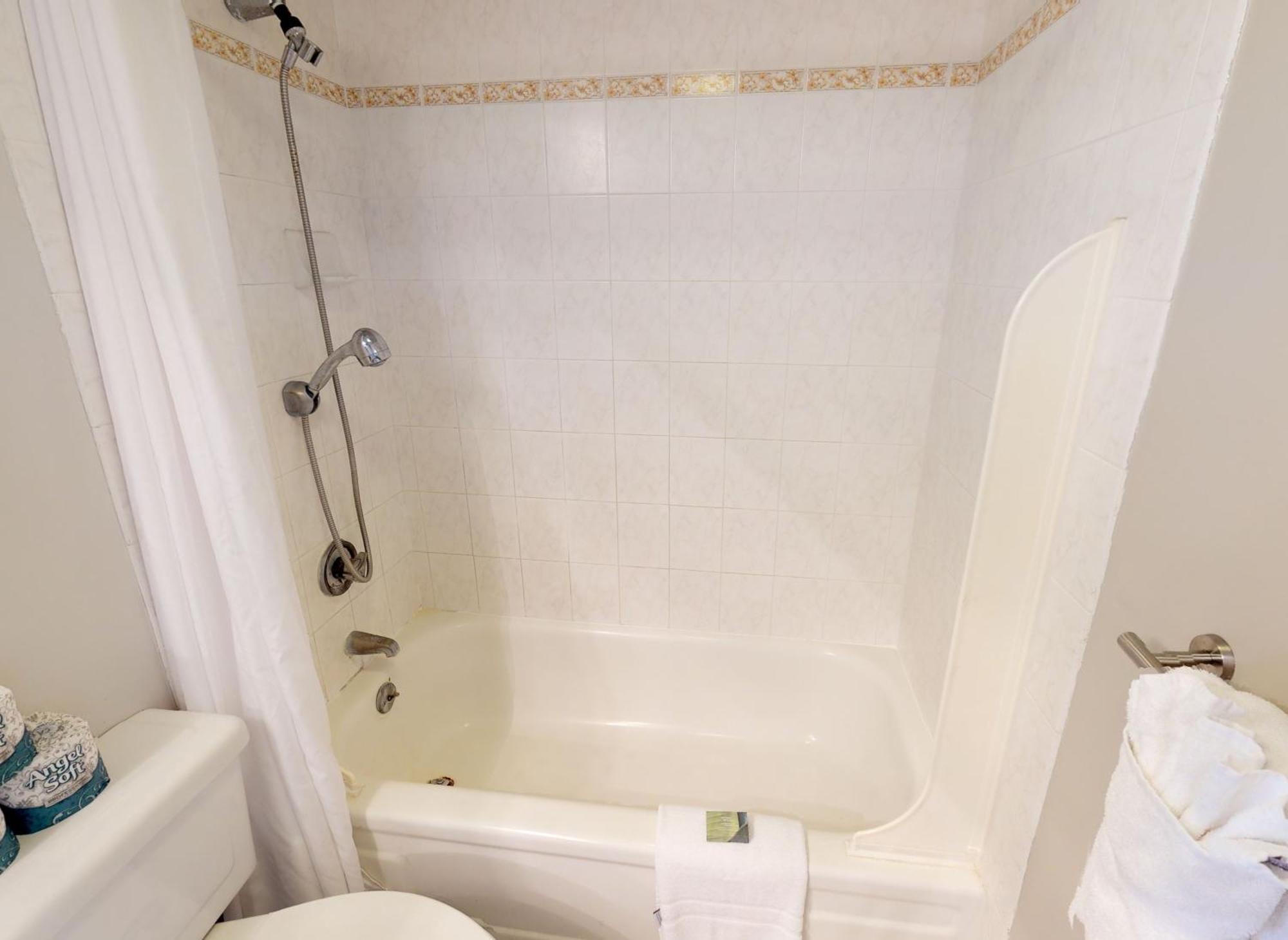 Block To Beach! Waikiki Banyan 21St Floor Deluxe Ocean View Apartment