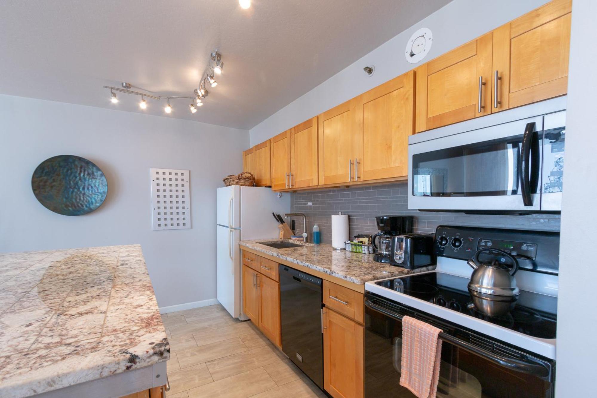 Apartment Block To Beach! Waikiki Banyan 21St Floor Deluxe Ocean View *