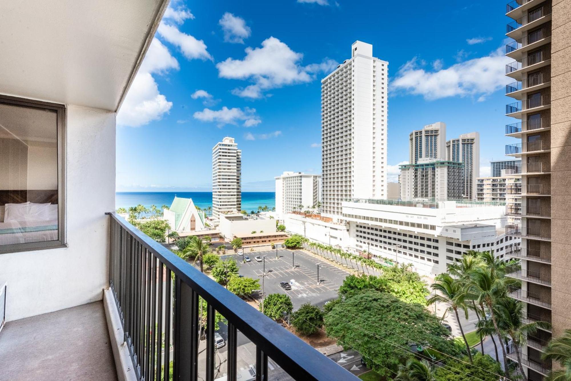 Breezy Ocean View Waikiki Condo With Free Parking! Apartment Honolulu