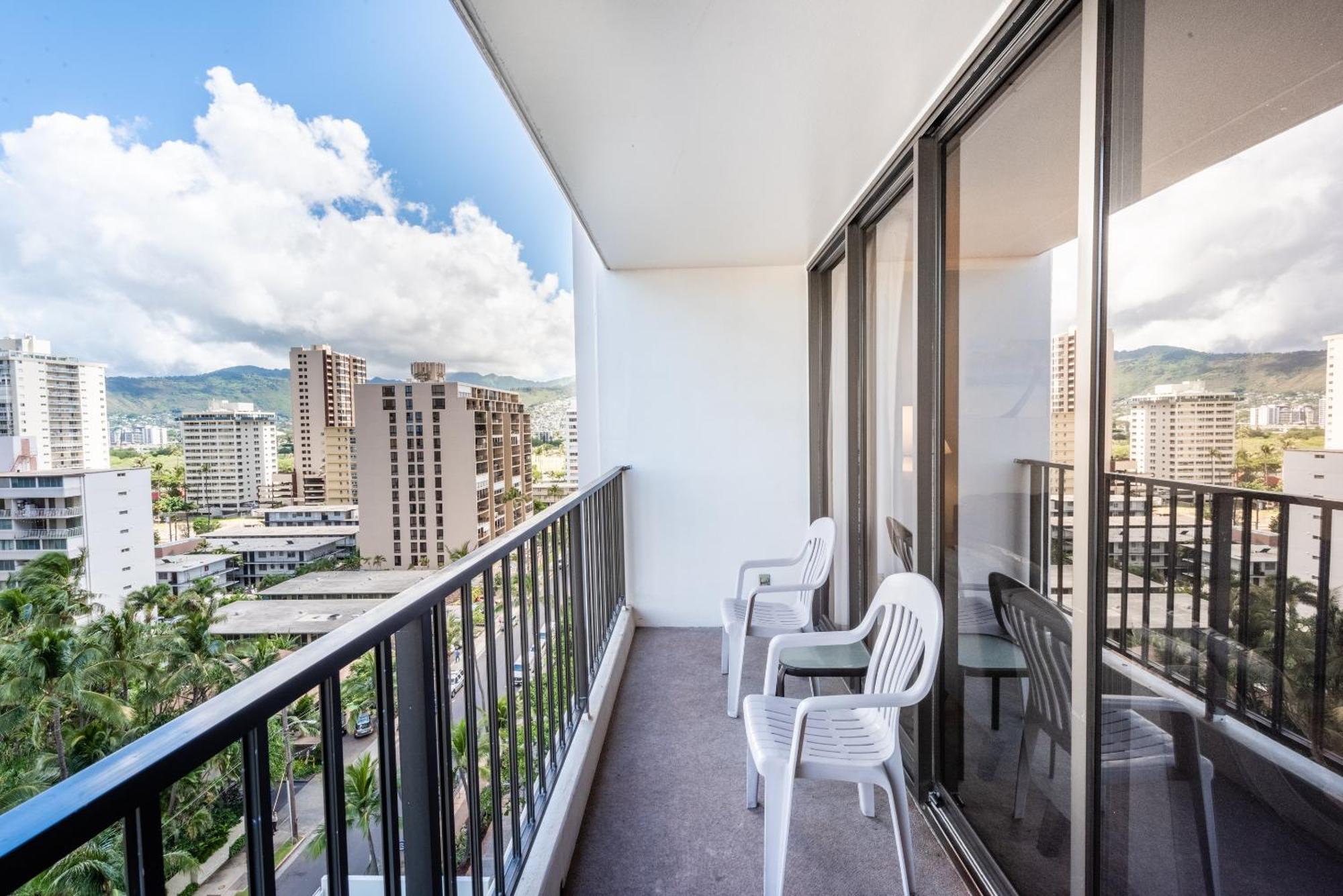 Breezy Ocean View Waikiki Condo With Free Parking! Apartment Honolulu
