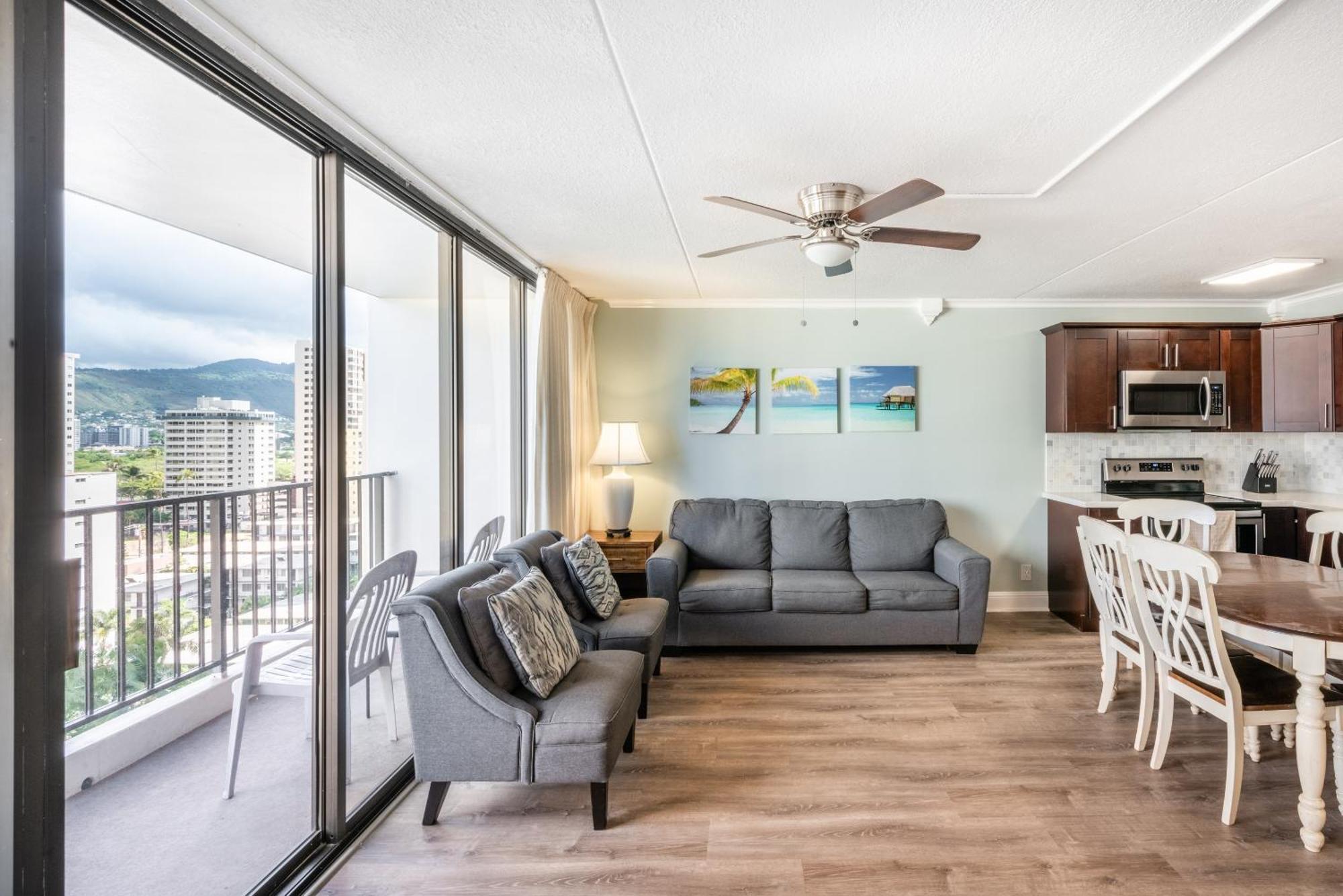 Breezy Ocean View Waikiki Condo With Free Parking! *