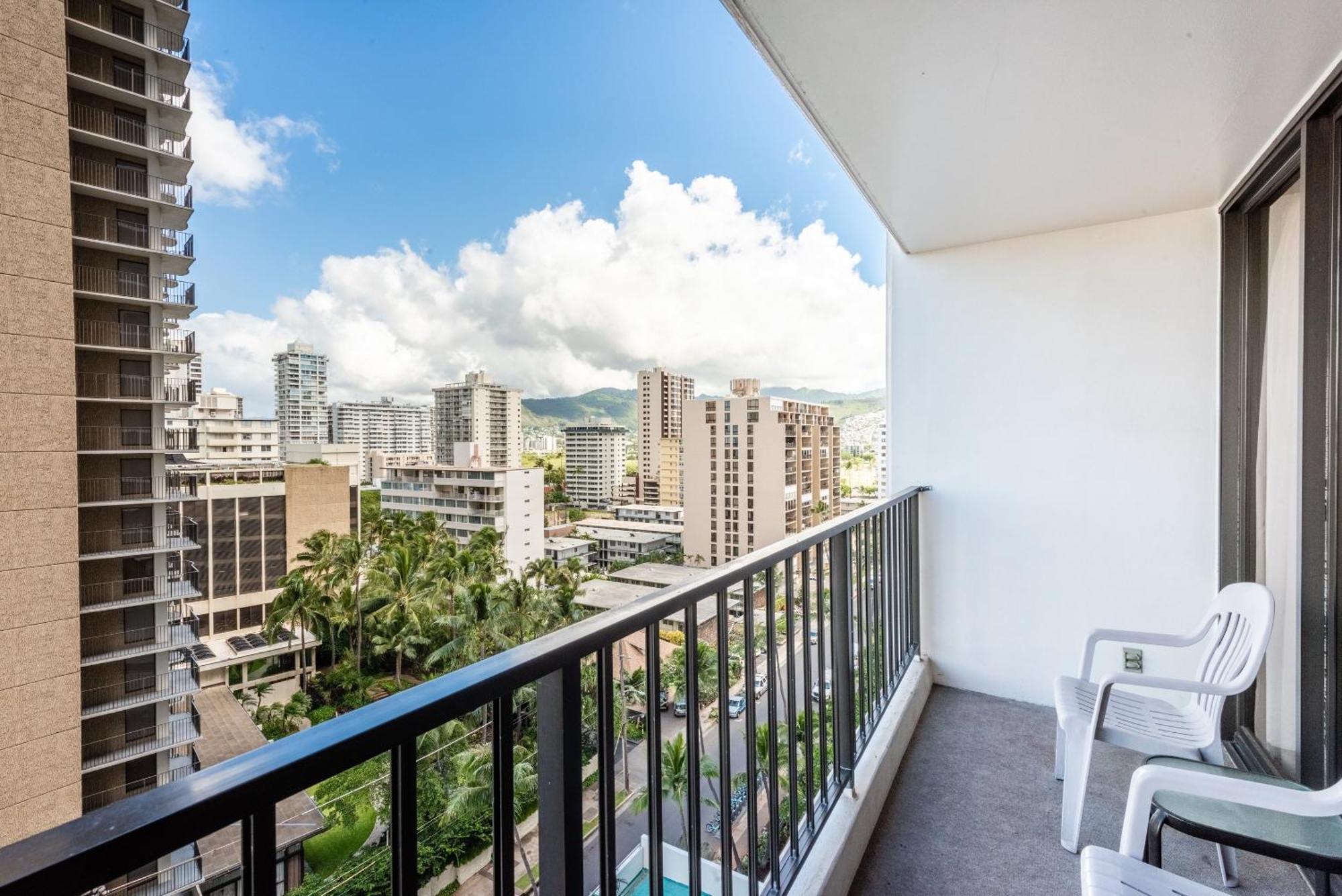 Breezy Ocean View Waikiki Condo With Free Parking!