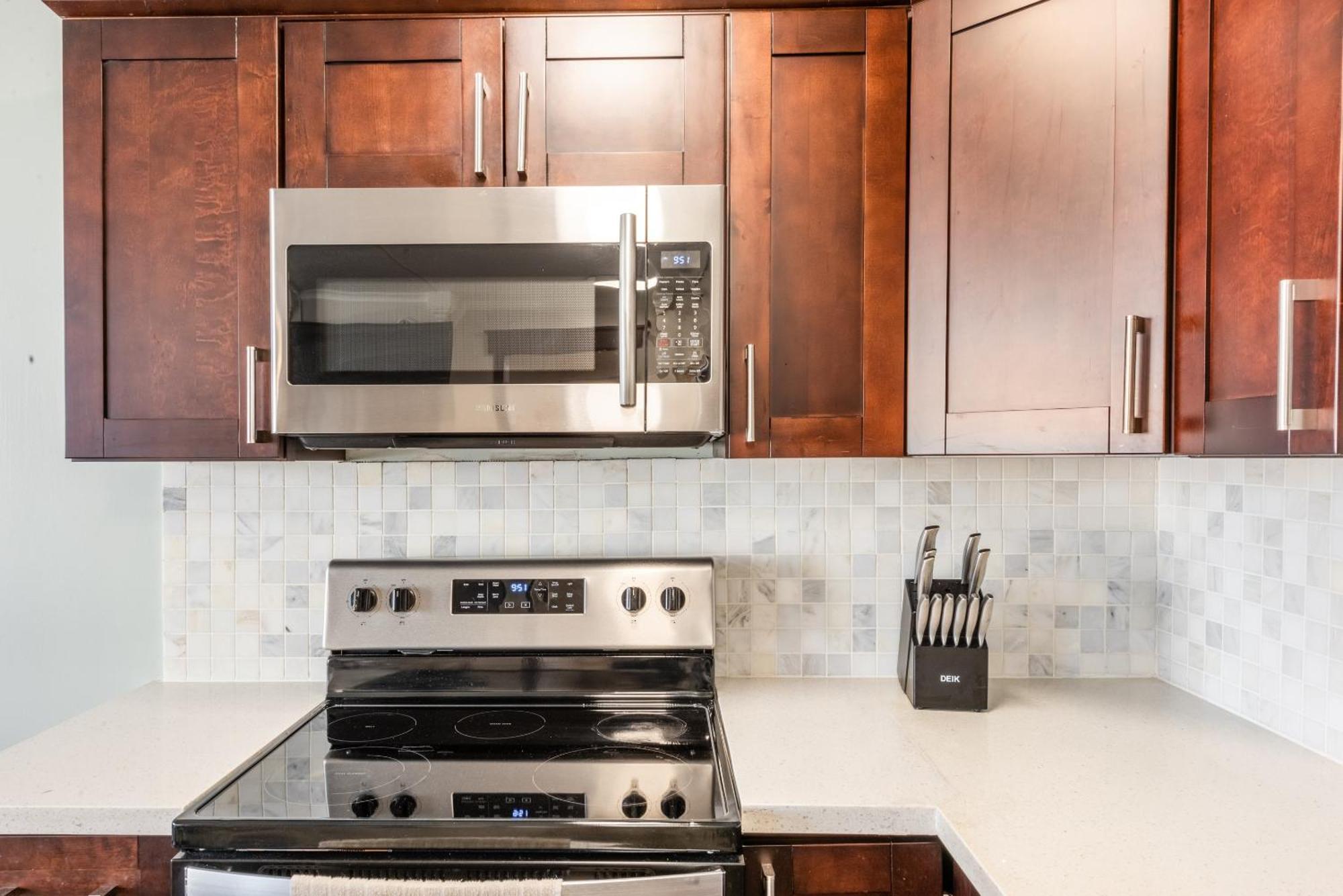 Apartment Breezy Ocean View Waikiki Condo With Free Parking! *