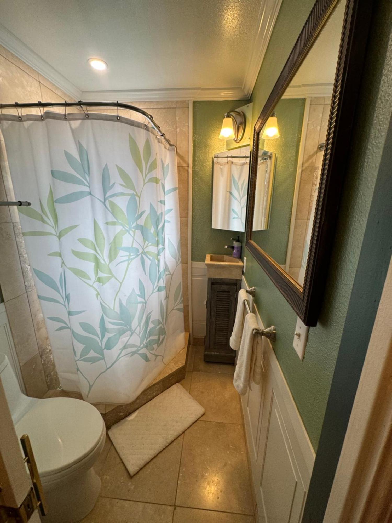 Private Bedroom In Shared Waikiki Area 30 Day Minimum Guest house Honolulu