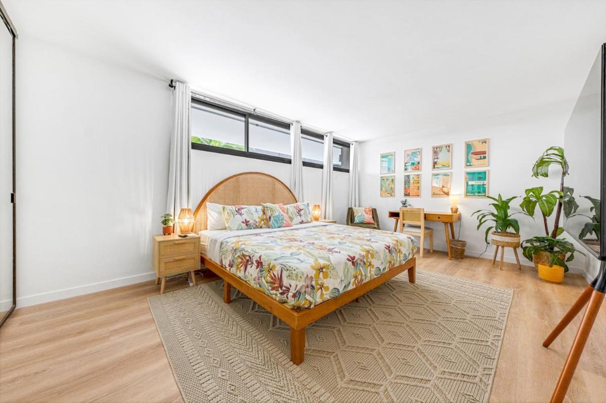 Bright Style Steps To Pool, Hot Tub And Parking Honolulu