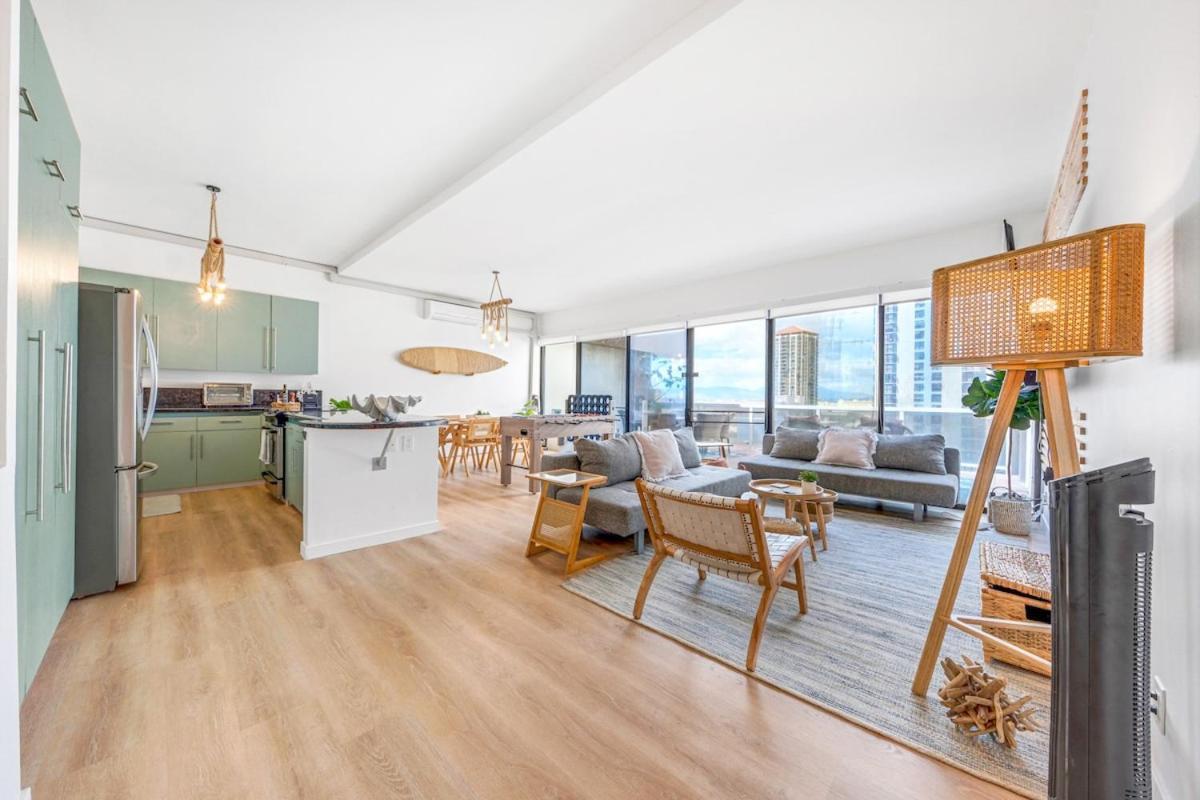Bright Style Steps To Pool, Hot Tub And Parking Apartment *