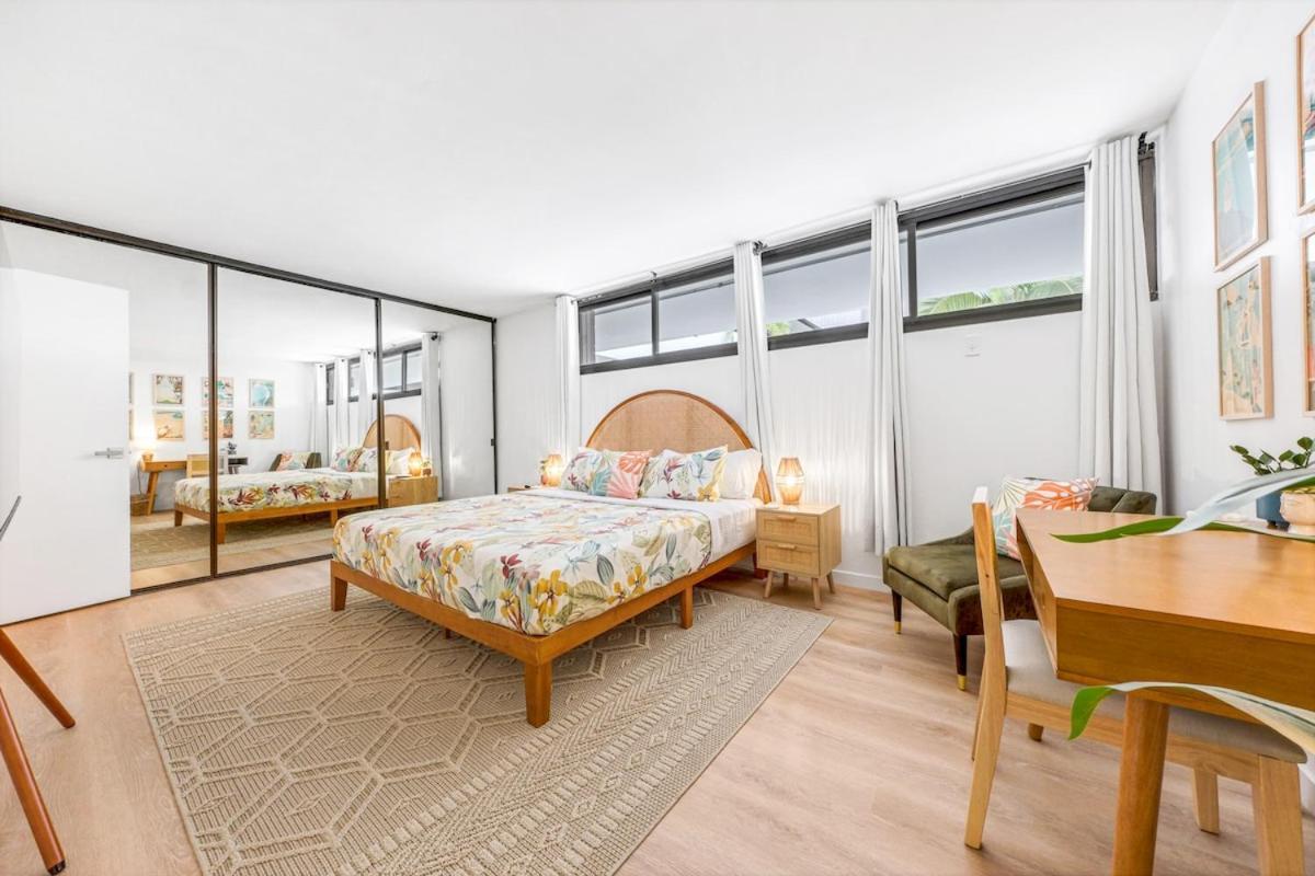 Bright Style Steps To Pool, Hot Tub And Parking Honolulu