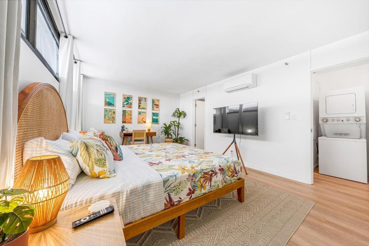 Bright Style Steps To Pool, Hot Tub And Parking * Honolulu