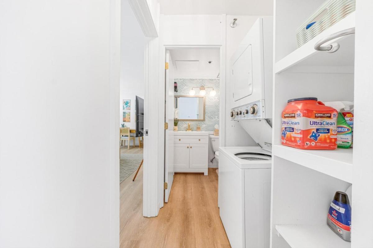 Bright Style Steps To Pool, Hot Tub And Parking Honolulu